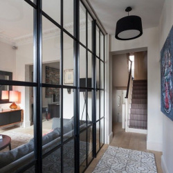 Industrielle Stahlinnenwand mit Glas